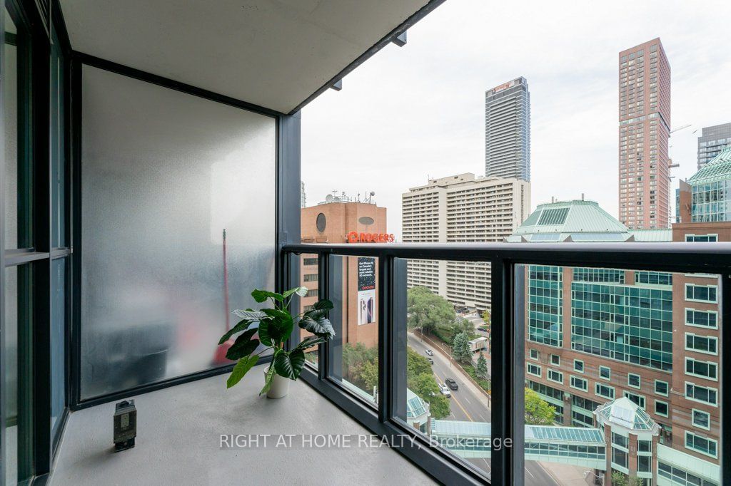 110 Charles St E, unit 1501 for sale