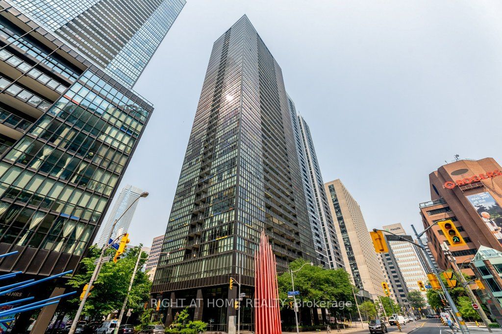 110 Charles St E, unit 1501 for sale