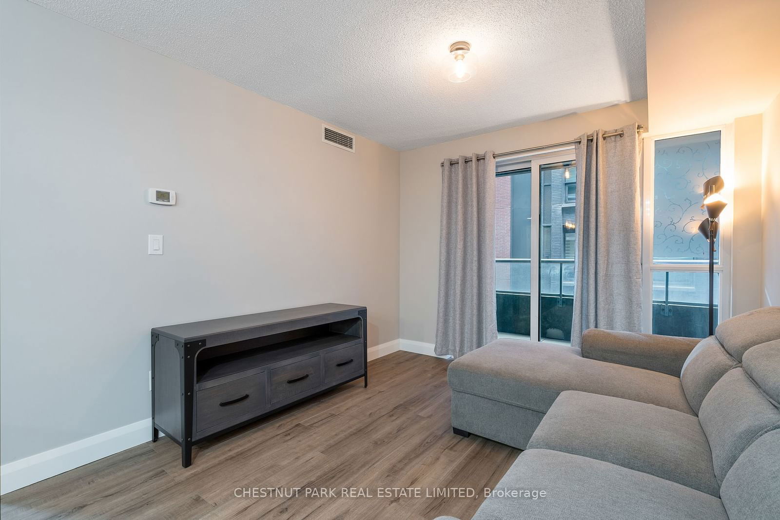 270 Wellington St W, unit 523 for sale