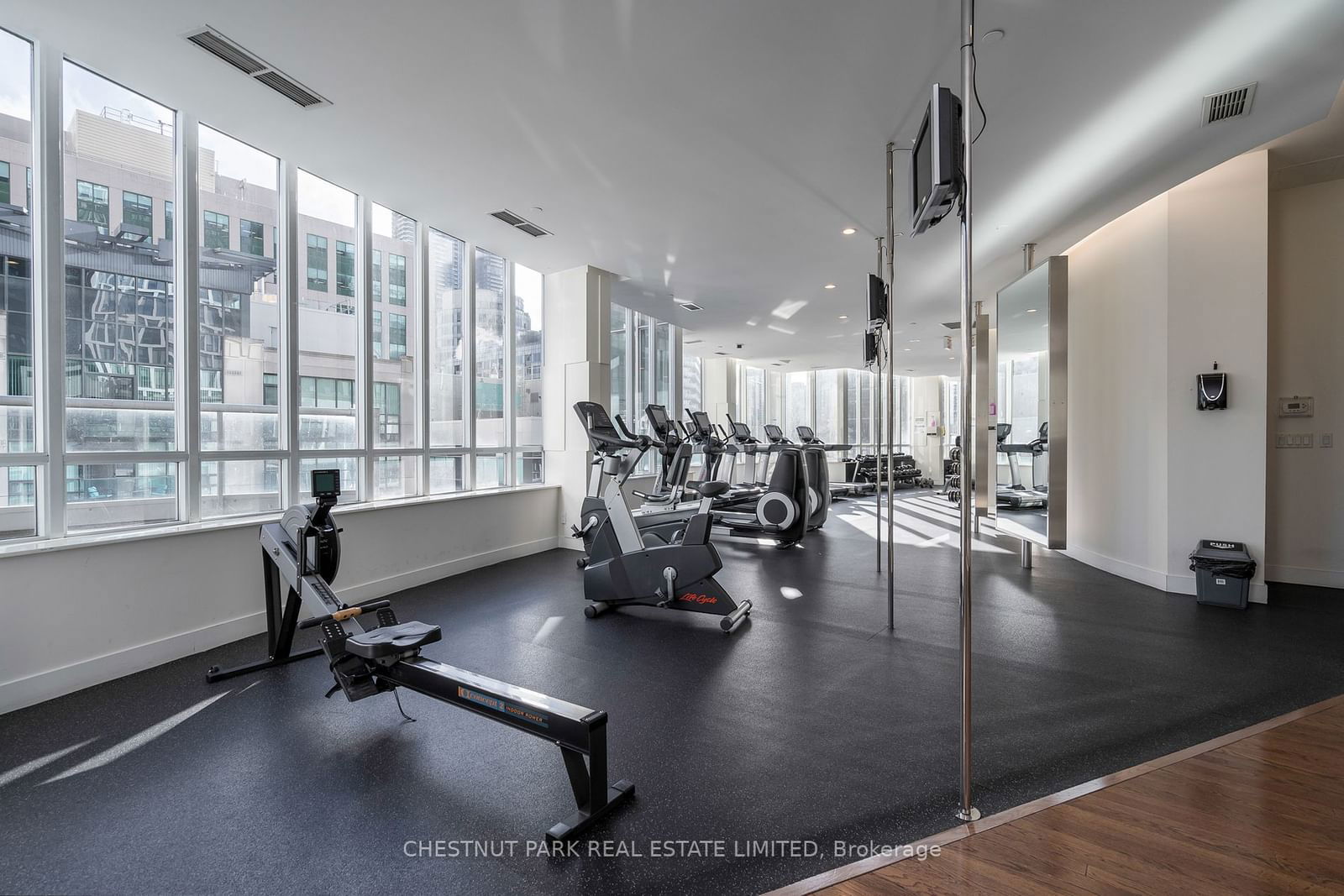 270 Wellington St W, unit 523 for sale