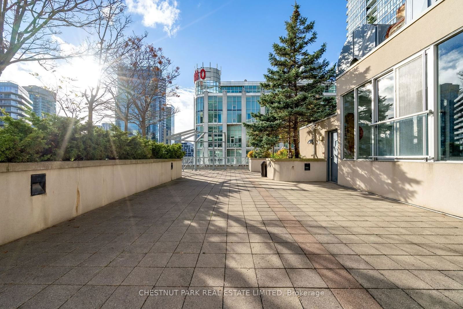 270 Wellington St W, unit 523 for sale