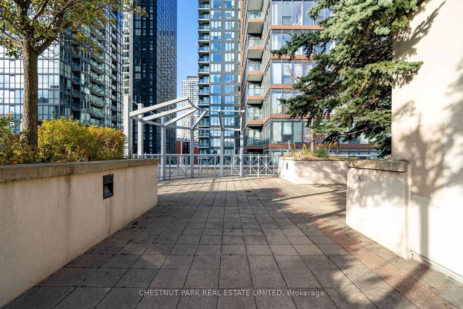 270 Wellington St W, unit 523 for sale