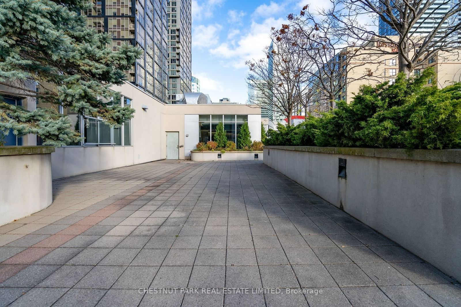 270 Wellington St W, unit 523 for sale