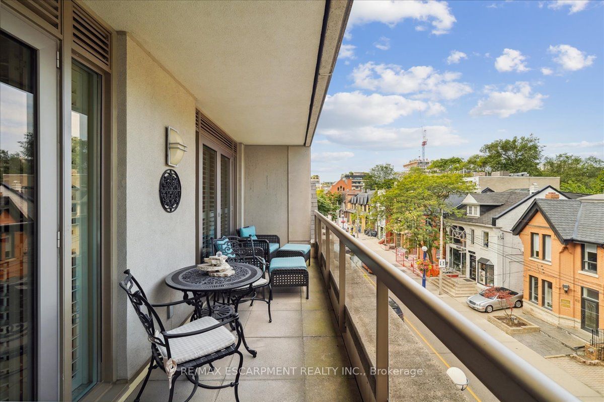 68 Yorkville Ave, unit 304 for sale