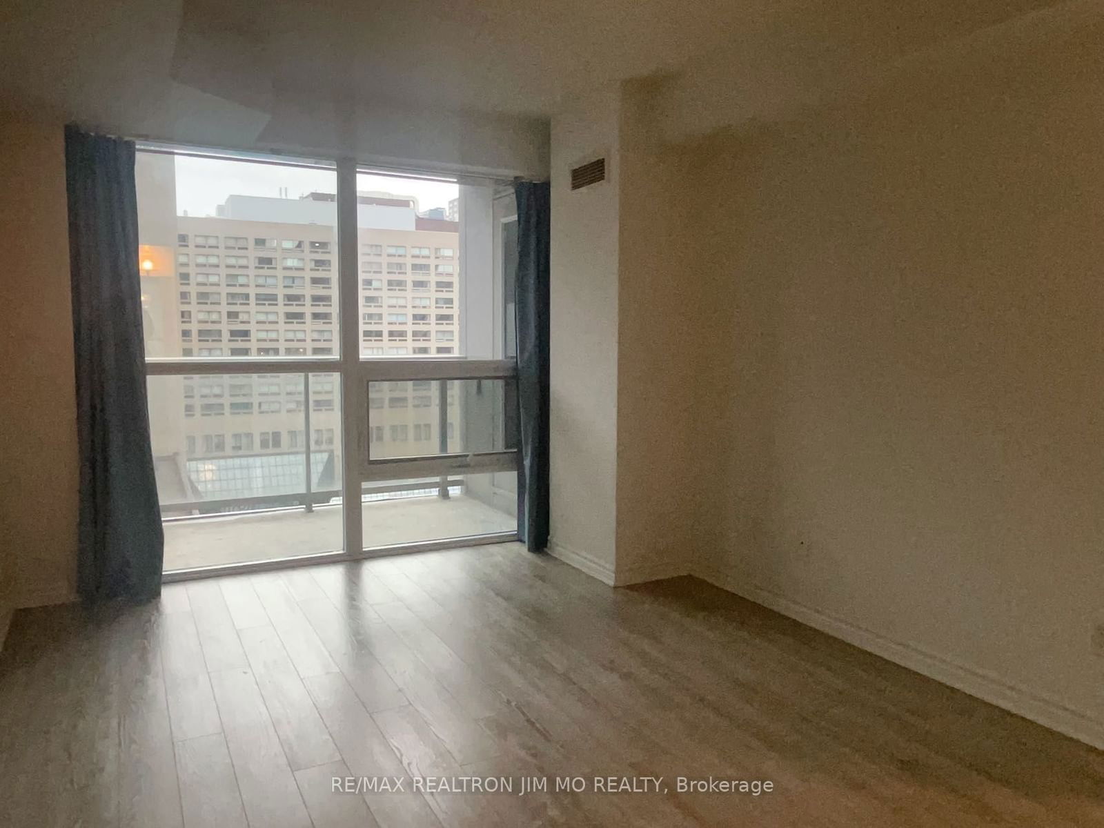 763 Bay St, unit 903 for rent