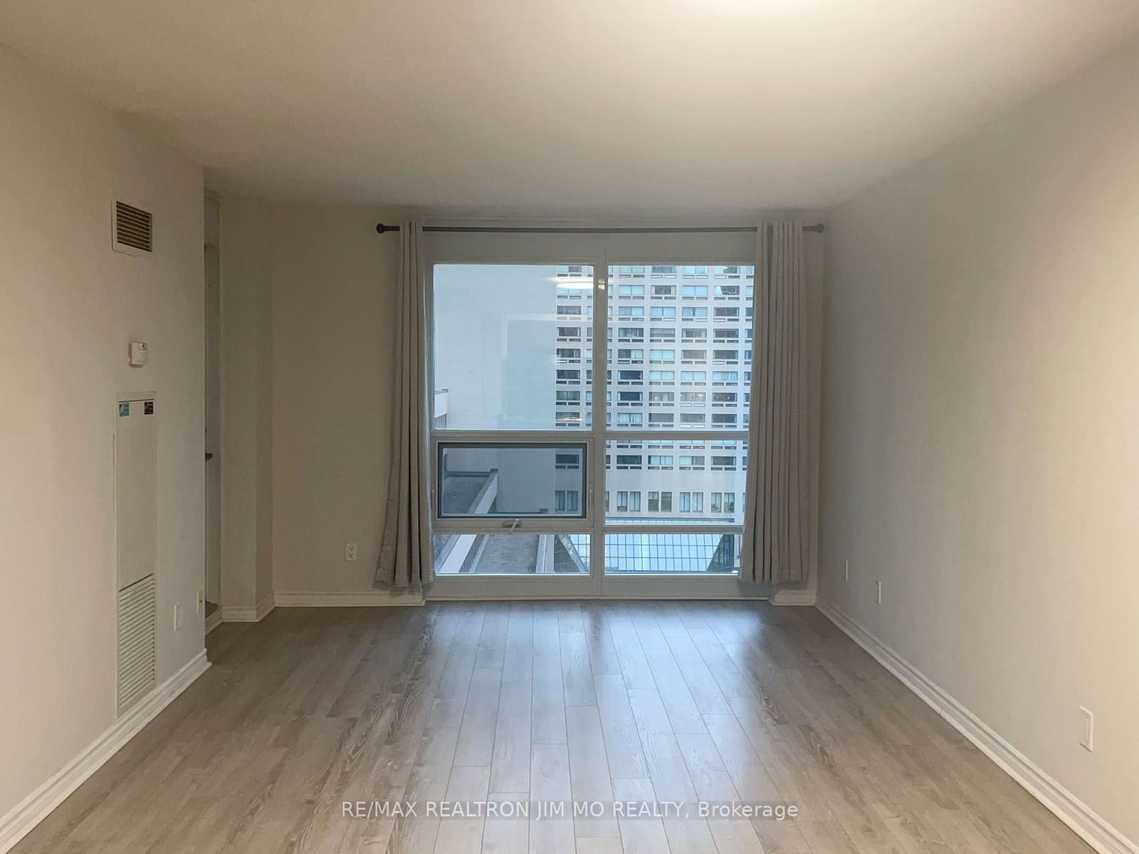 763 Bay St, unit 903 for rent