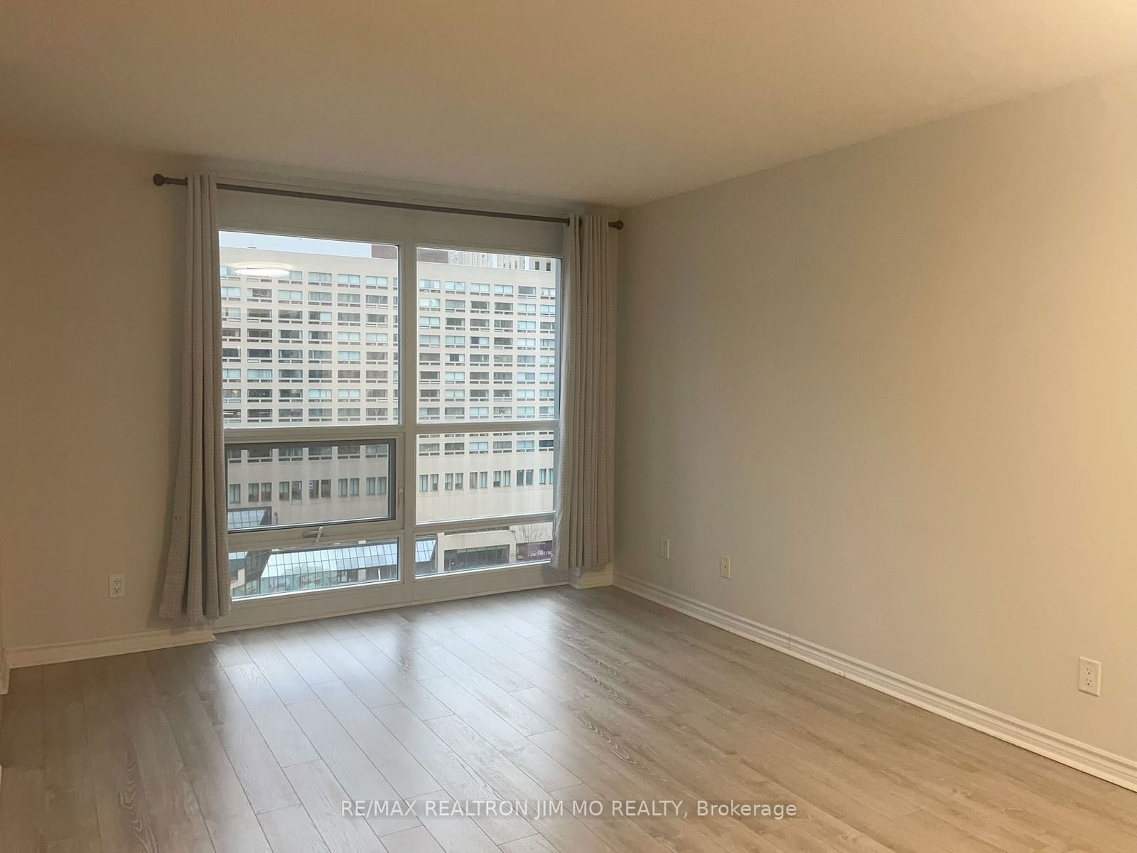 763 Bay St, unit 903 for rent