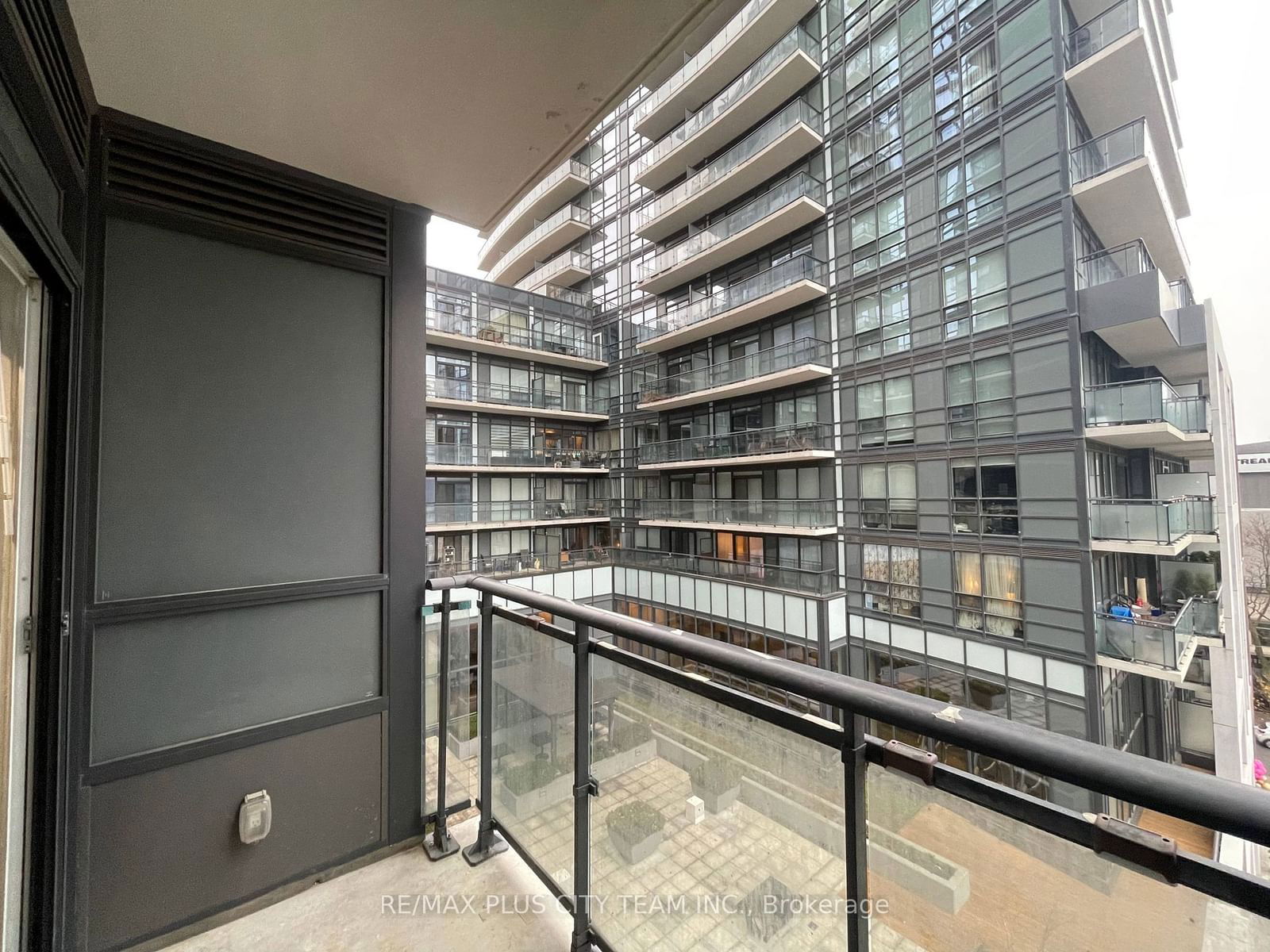 460 Adelaide St, unit 720 for rent