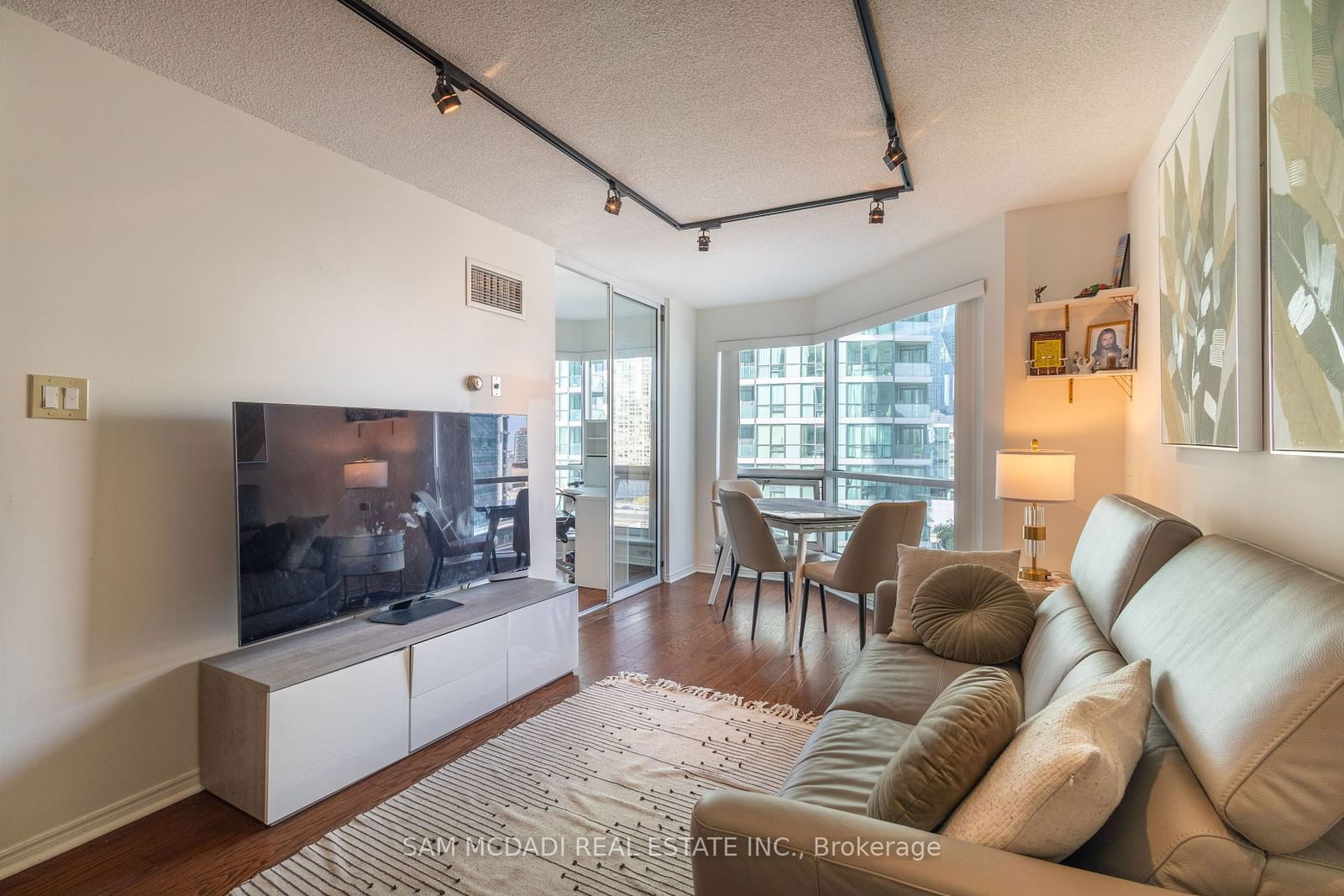 10 Yonge St, unit 1404 for rent