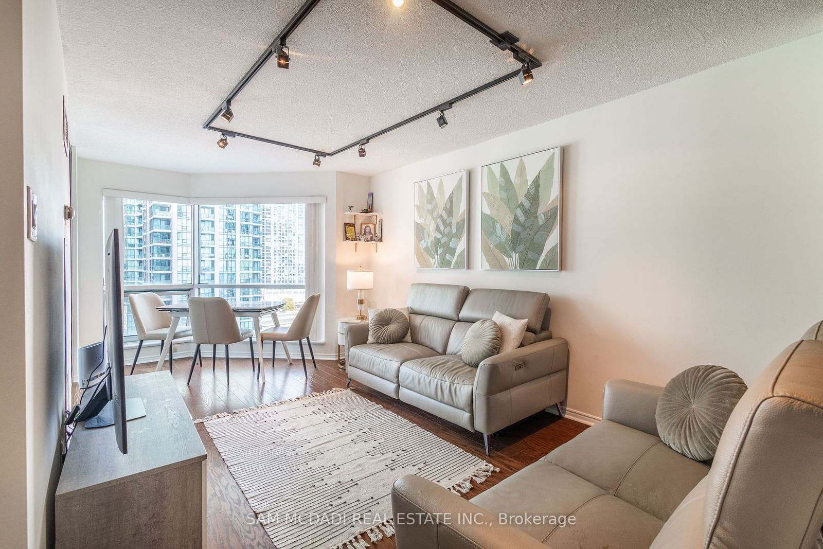 10 Yonge St, unit 1404 for rent