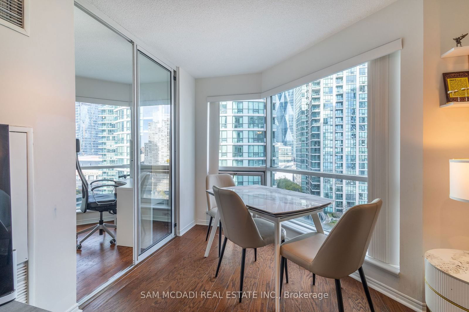 10 Yonge St, unit 1404 for rent