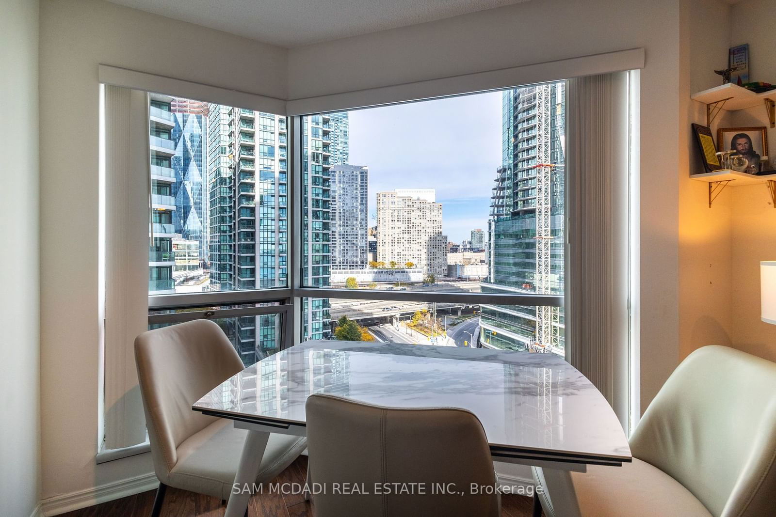 10 Yonge St, unit 1404 for rent