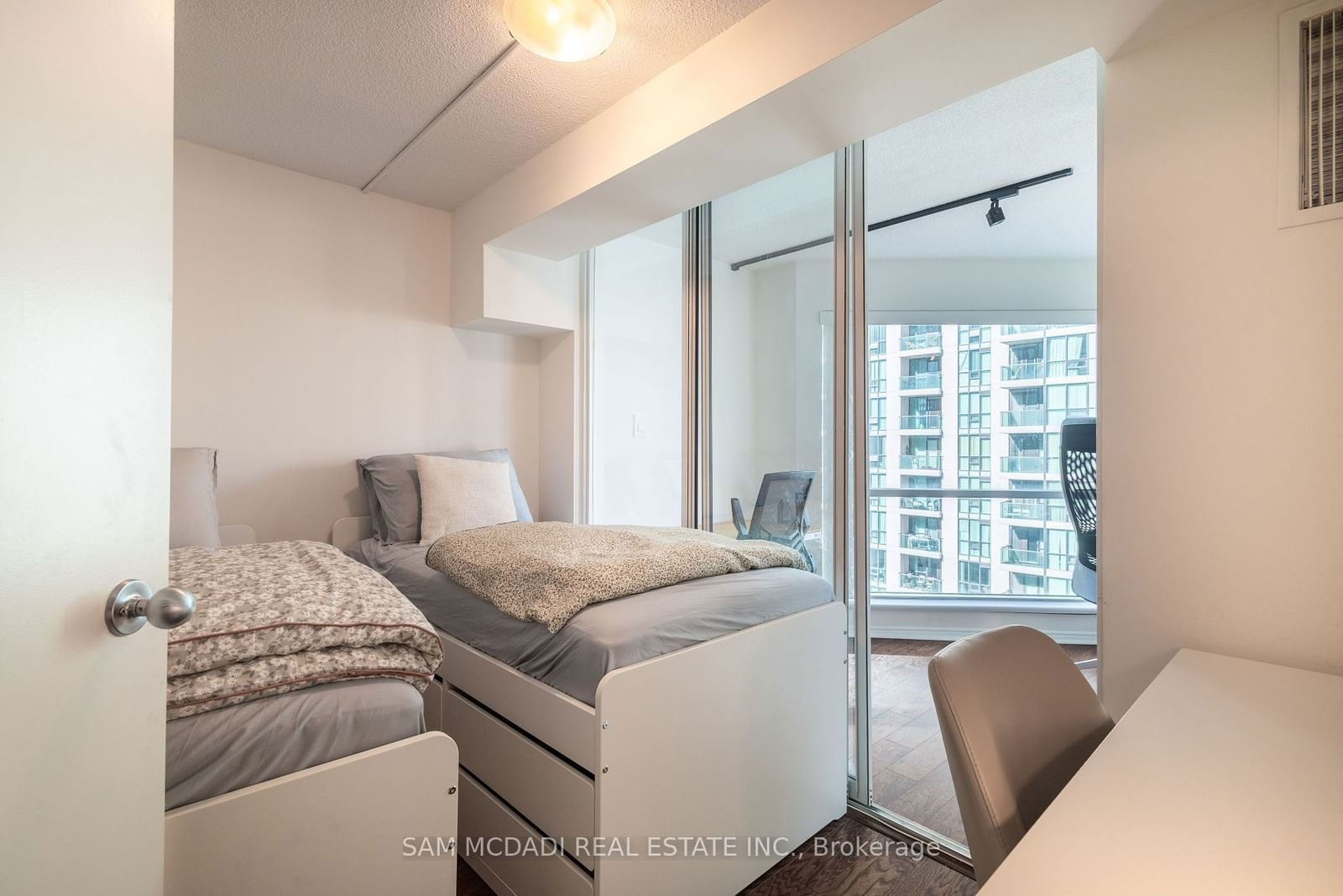 10 Yonge St, unit 1404 for rent