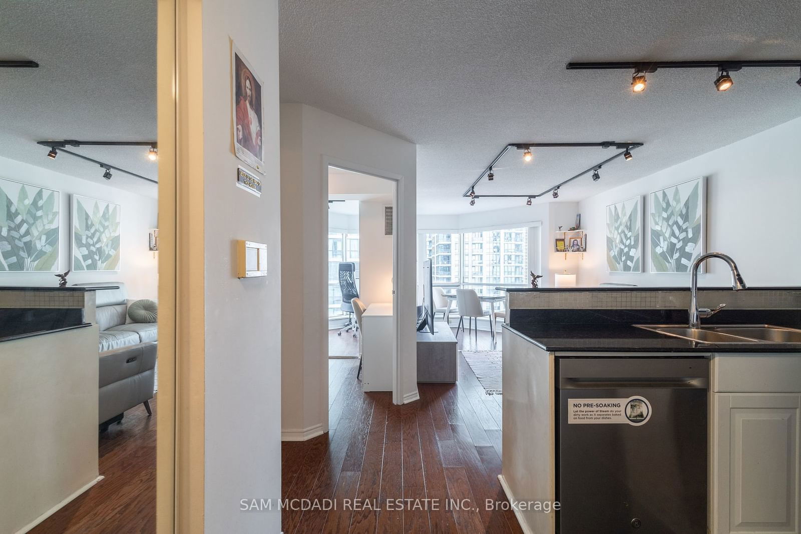 10 Yonge St, unit 1404 for rent