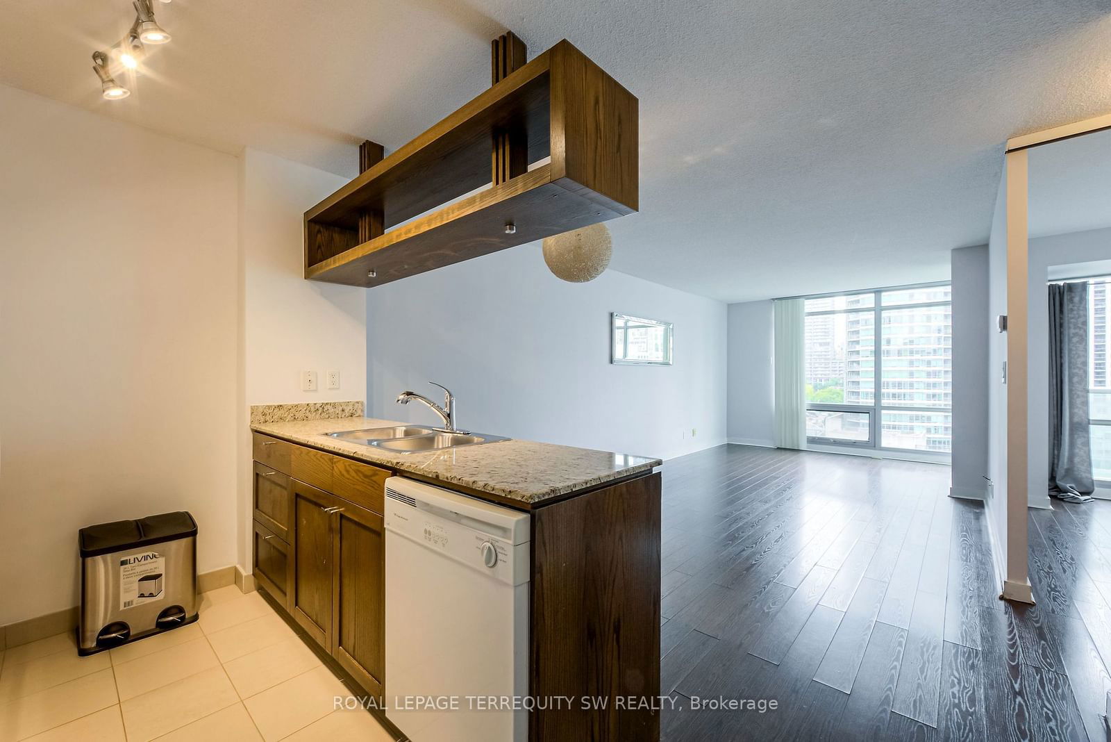 81 Navy Wharf Crt, unit 911 for sale