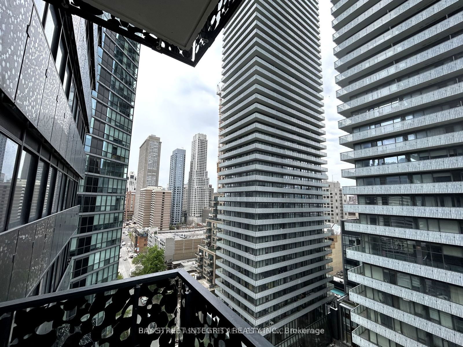 55 Charles St E, unit 2511 for rent