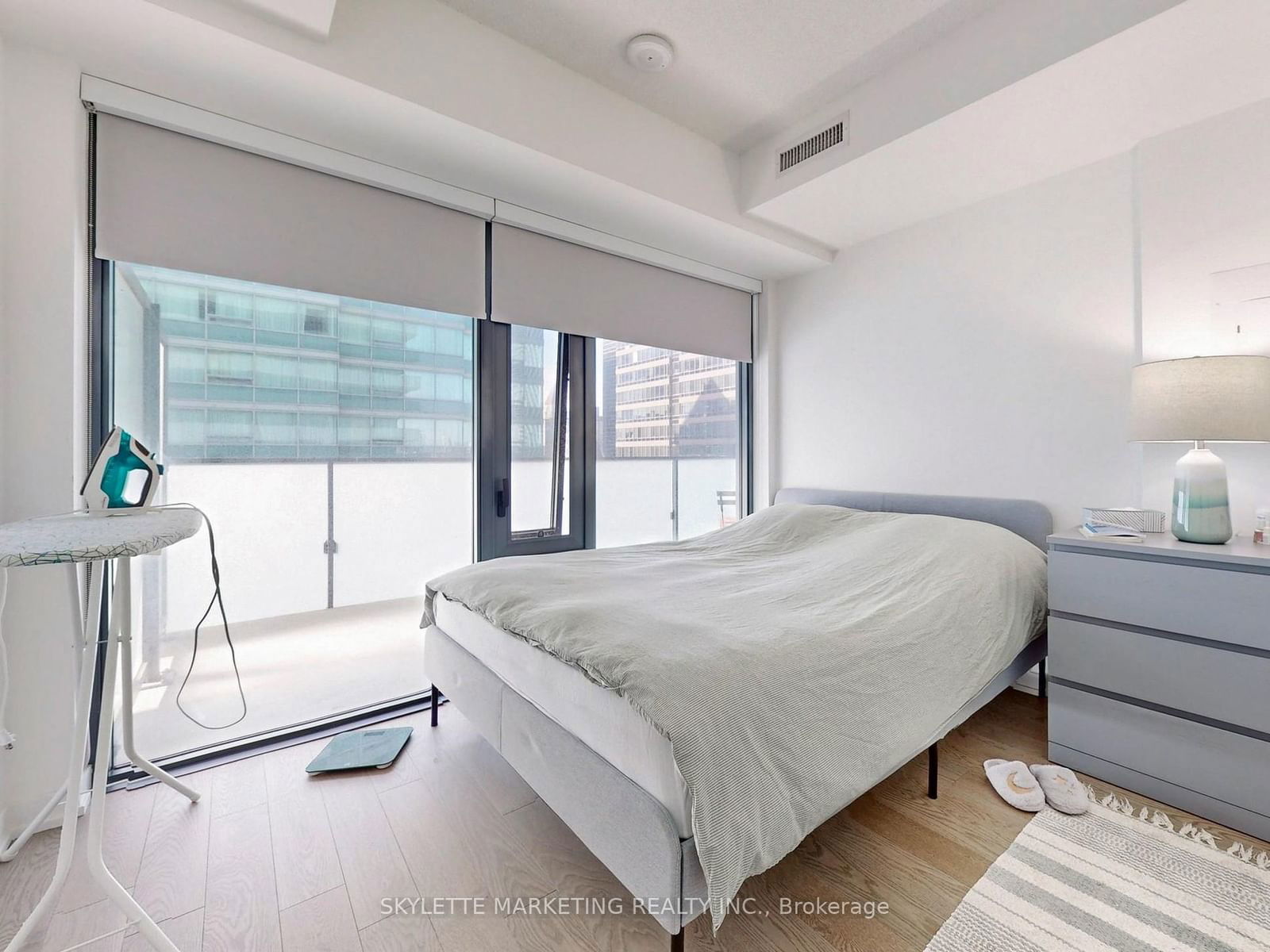 25 Richmond St E, unit 1411 for sale