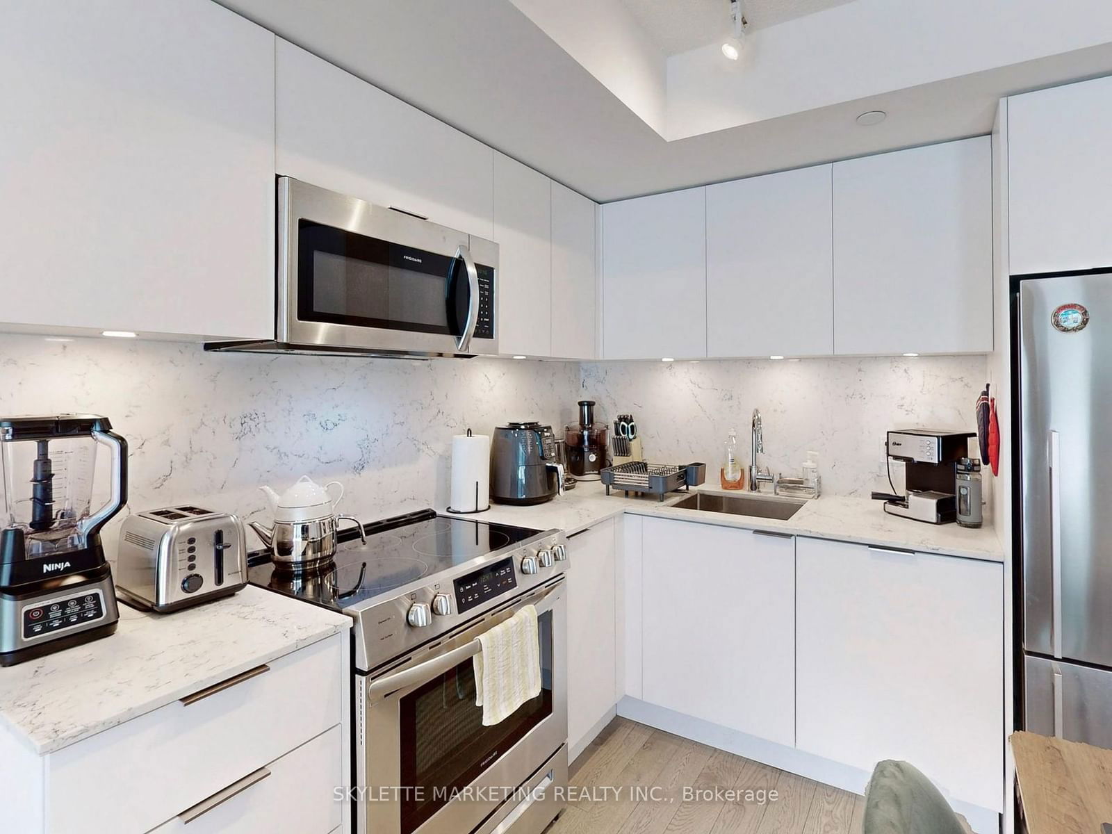 25 Richmond St E, unit 1411 for sale