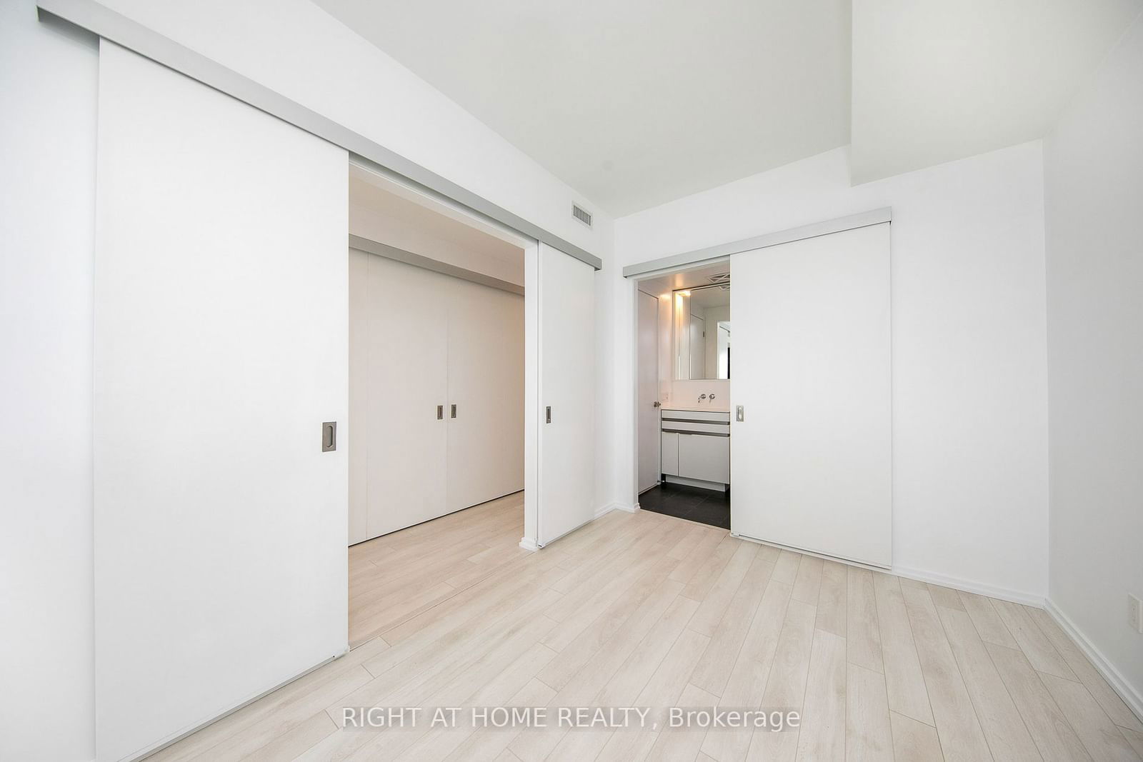 197 Yonge St, unit 5310 for sale