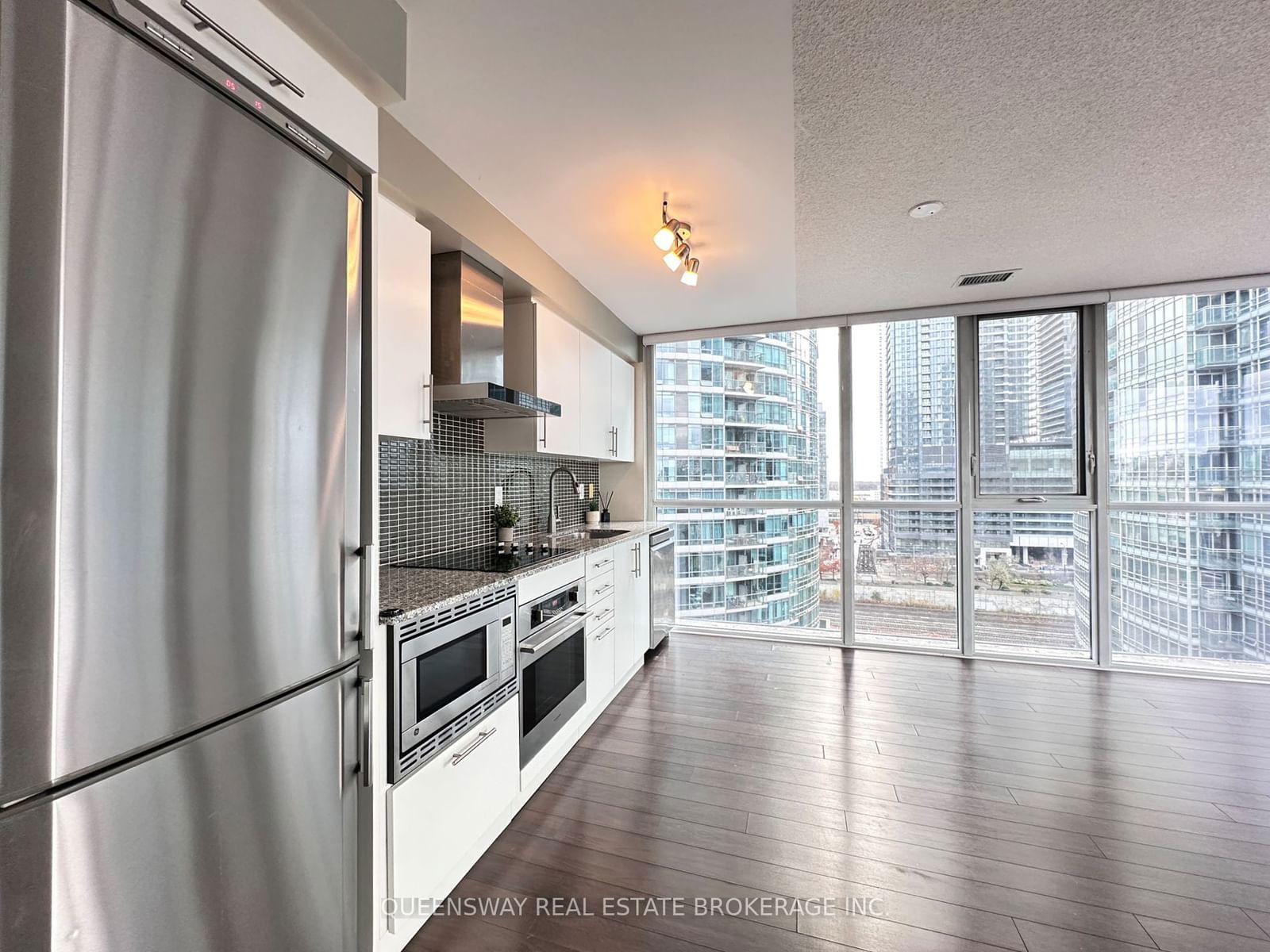 352 Front St W, unit 1008 for rent