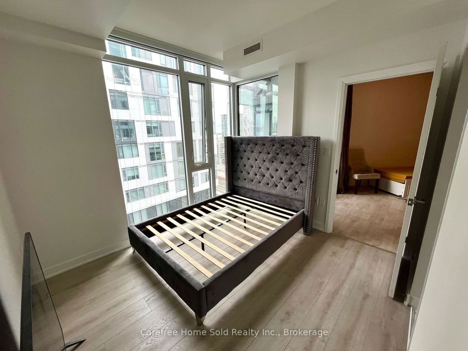 27 Bathurst St E, unit 1518 for rent