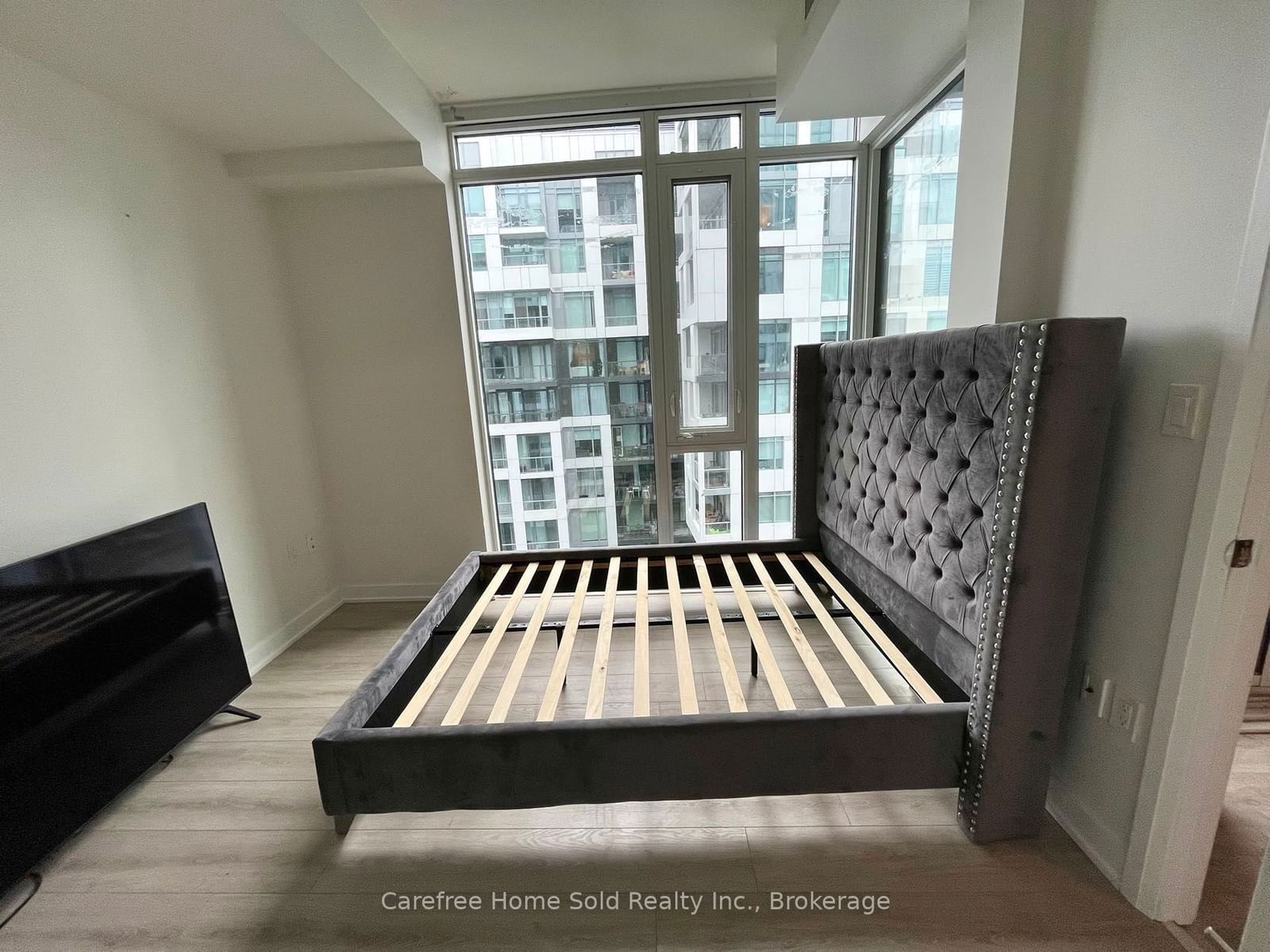 27 Bathurst St E, unit 1518 for rent