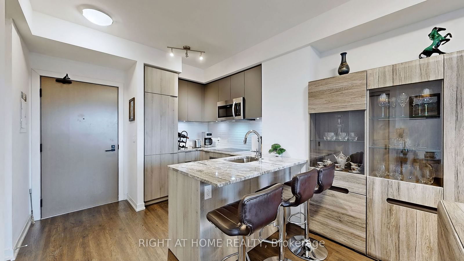 223 St Clair Ave W, unit 710 for rent