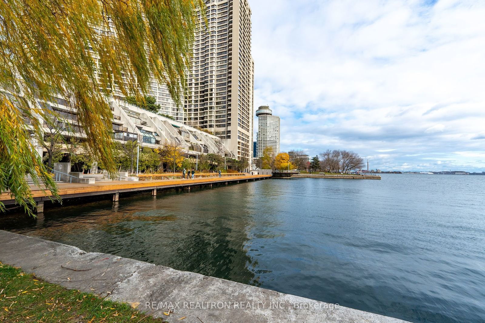 99 Harbour Sq, unit 3303 for sale