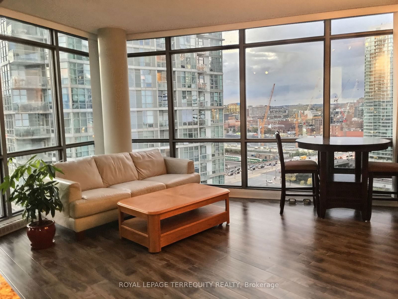 3 Navy Wharf Crt, unit 2003 for rent