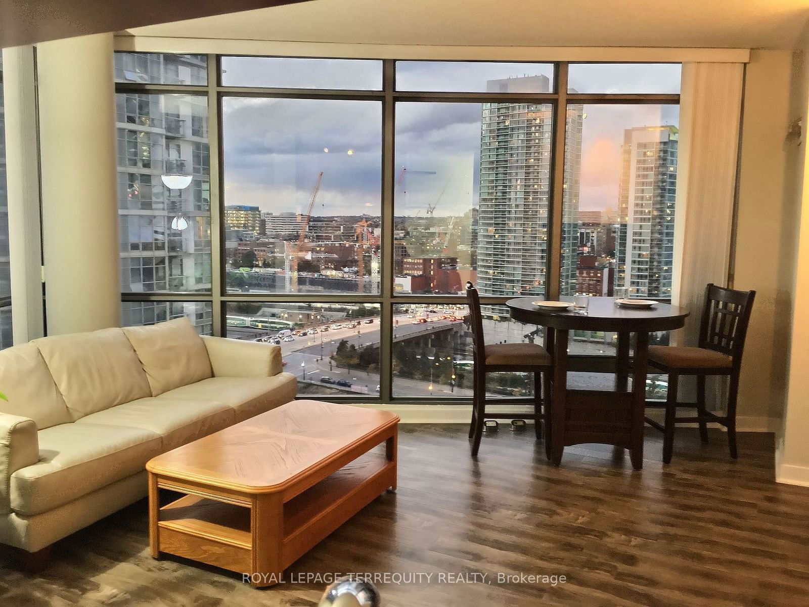 3 Navy Wharf Crt, unit 2003 for rent