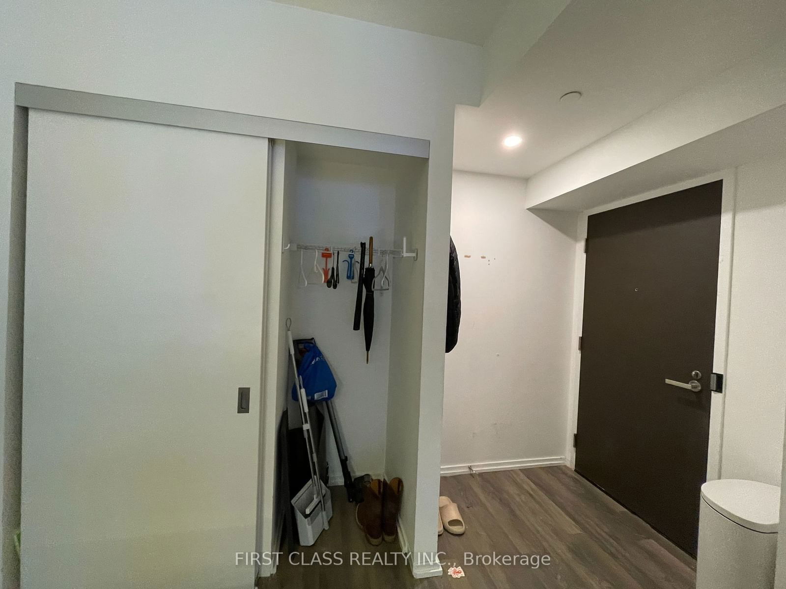 197 Yonge St, unit 2714 for rent