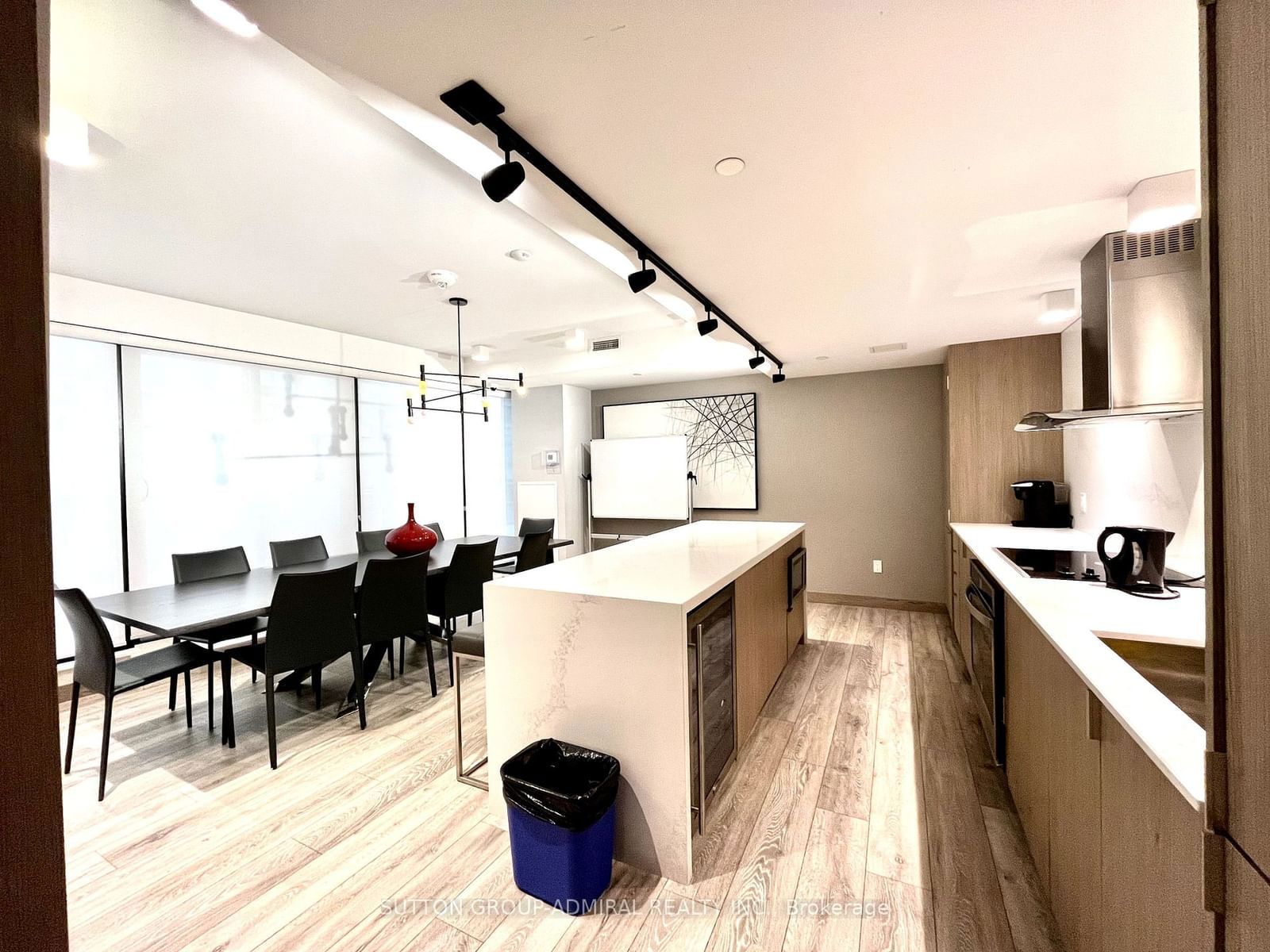 215 Queen St W, unit 912 for rent