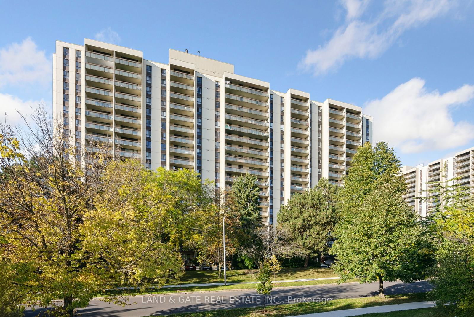 260 Seneca Hill Dr, unit 702 for sale