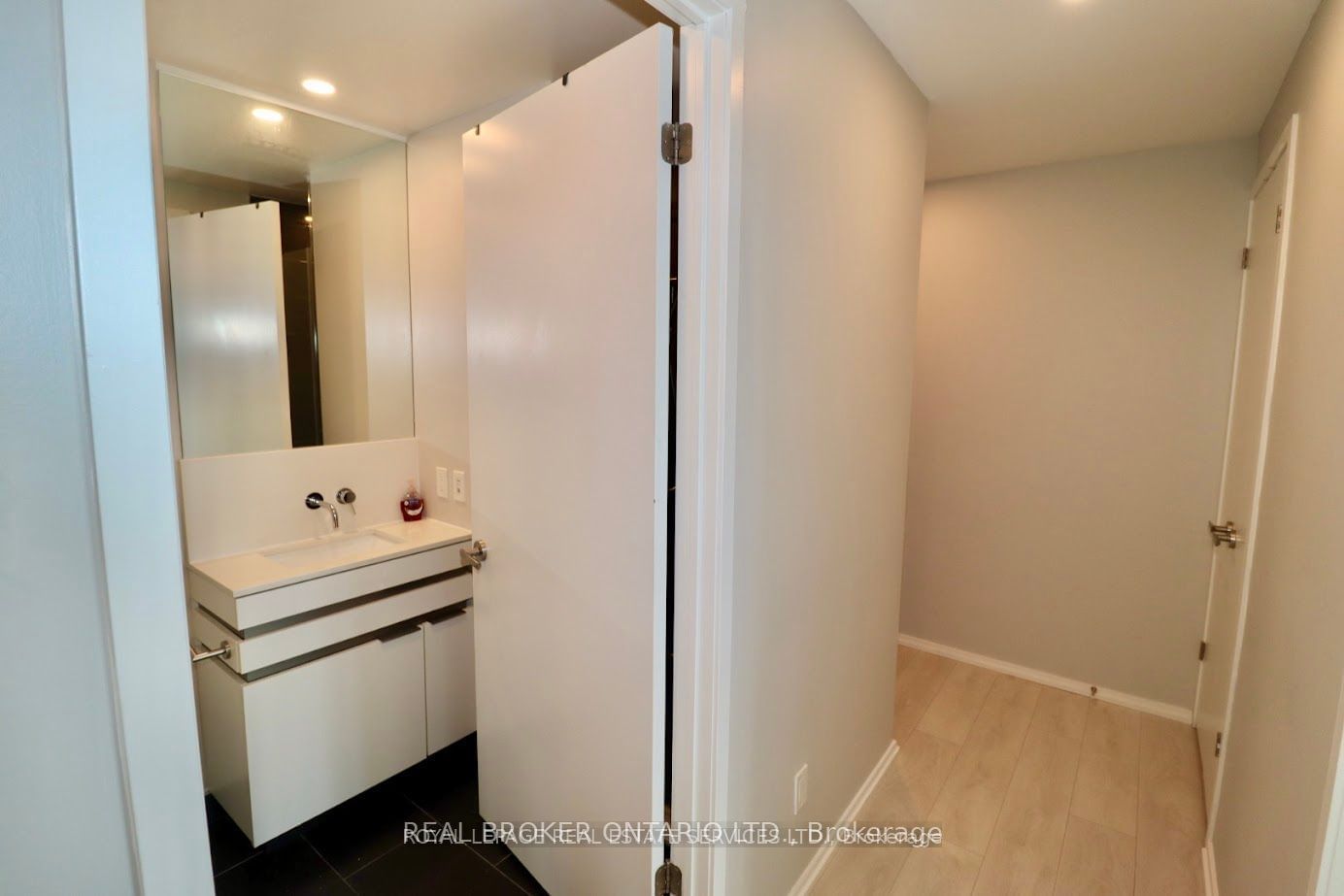 197 Yonge St, unit 5902 for rent