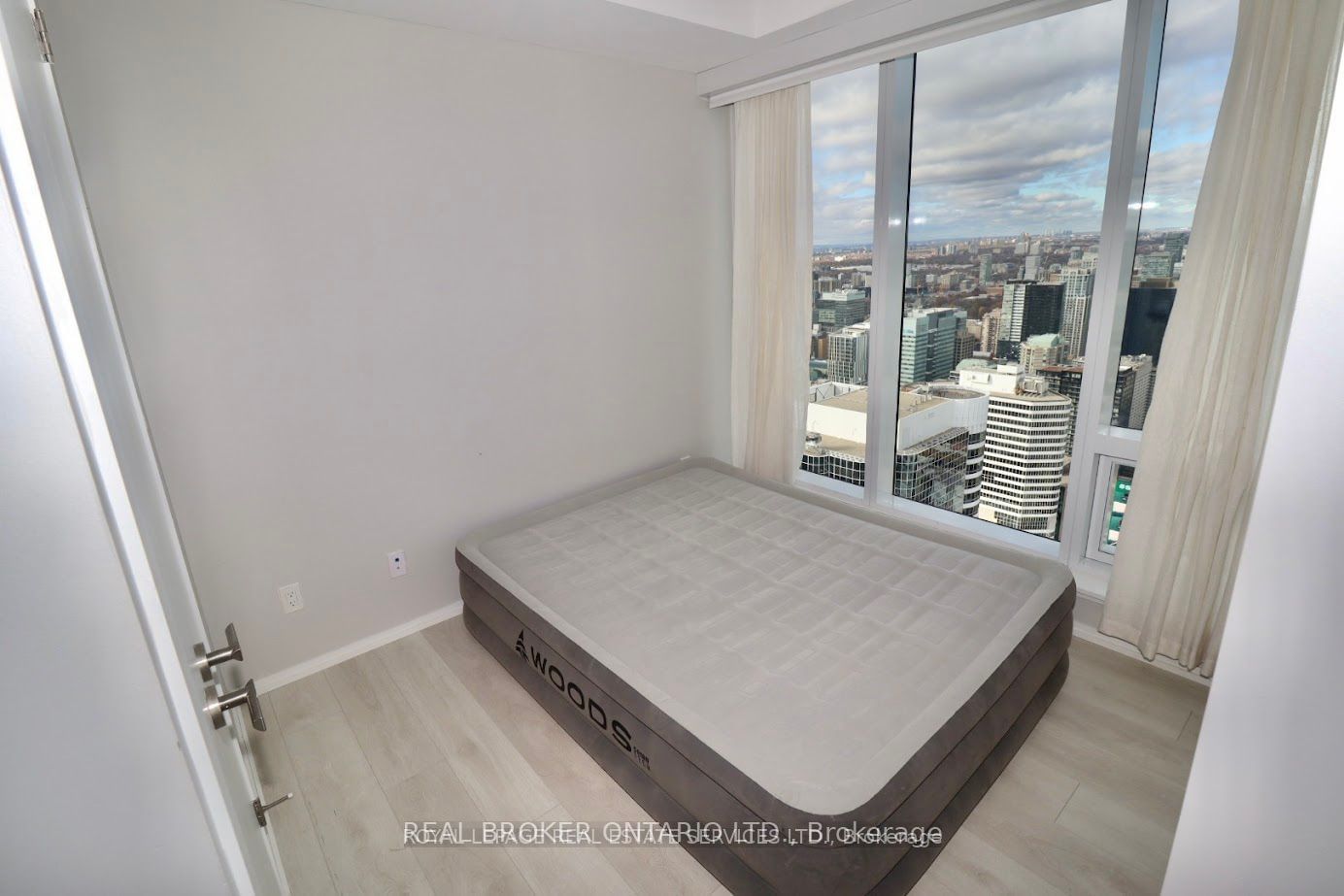 197 Yonge St, unit 5902 for rent