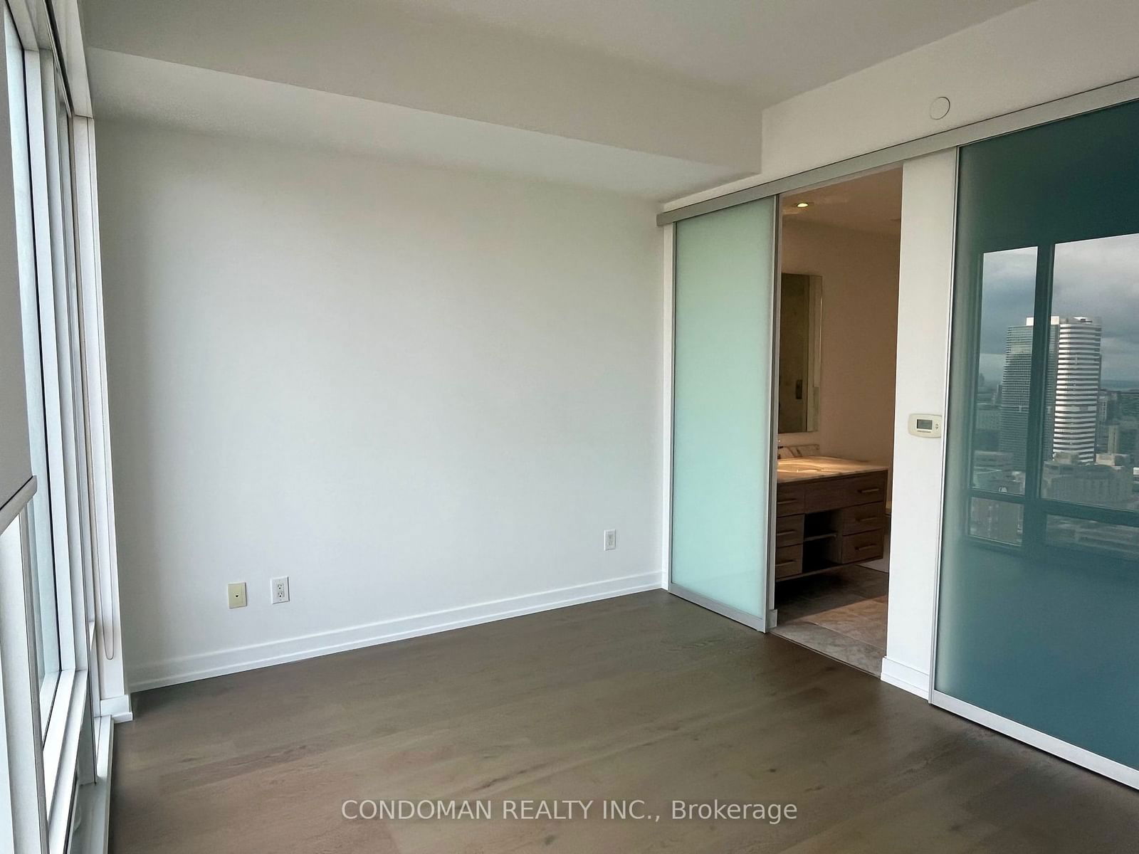 488 University Ave, unit 2502 for rent