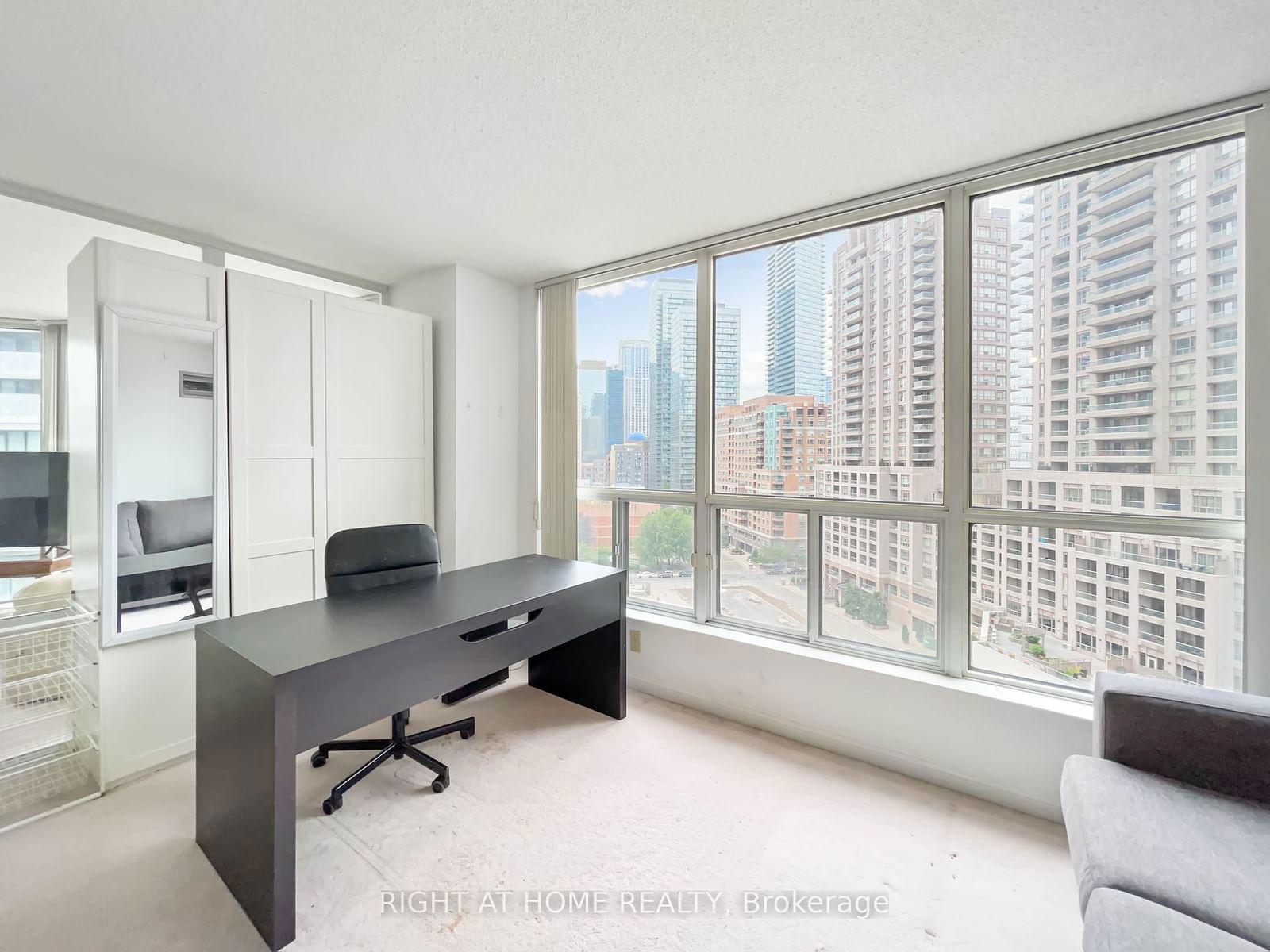 24 Wellesley St W, unit 1113 for rent