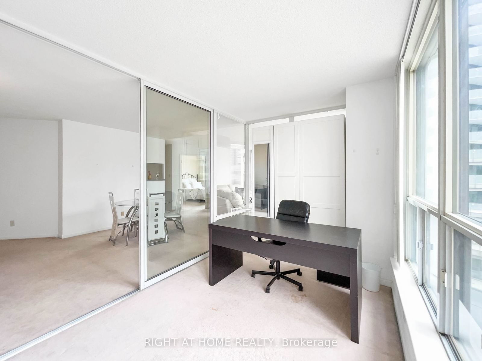 24 Wellesley St W, unit 1113 for rent