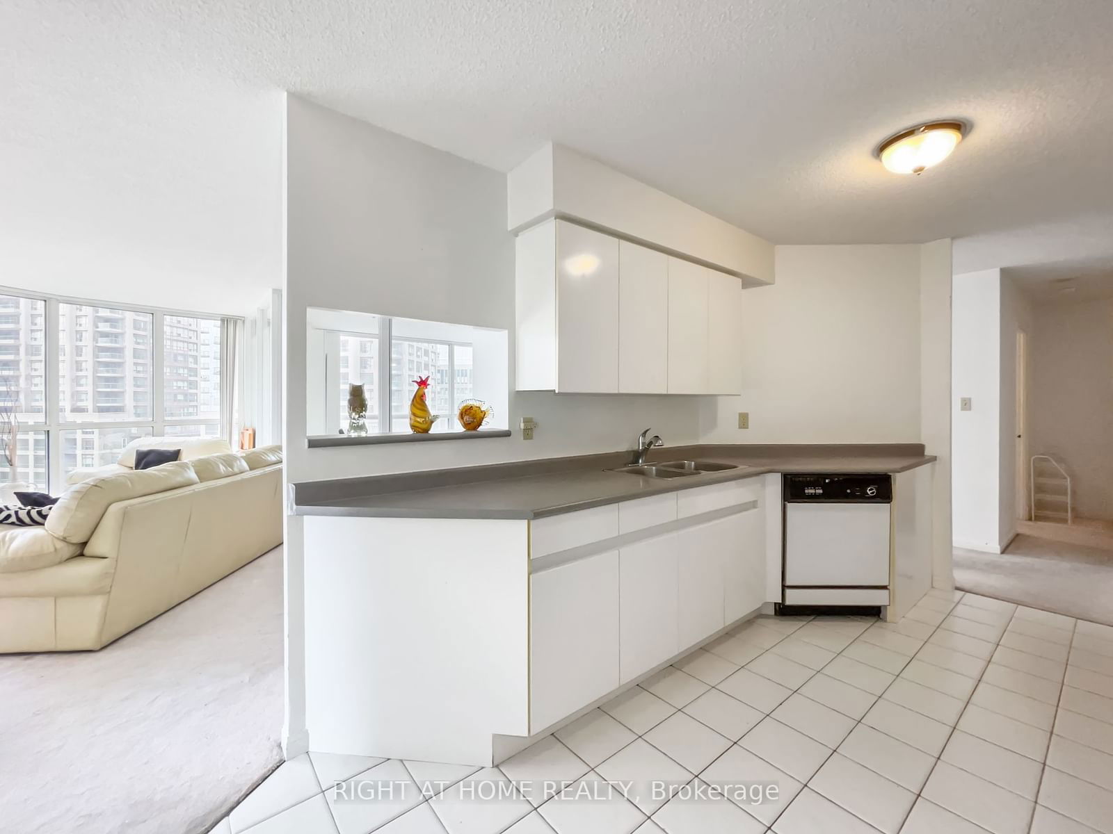 24 Wellesley St W, unit 1113 for rent