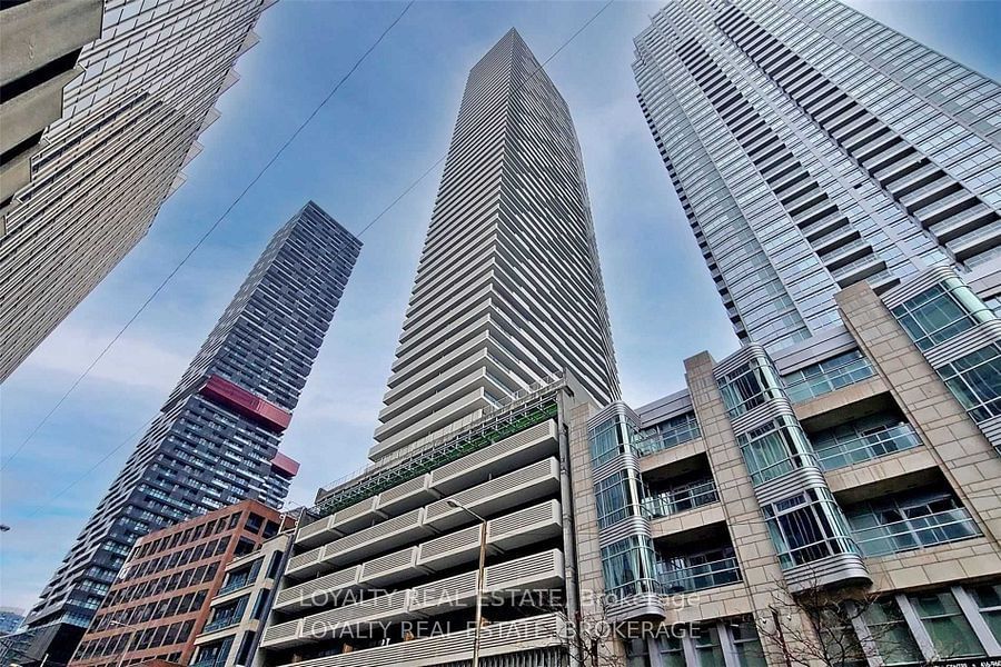 2221 Yonge St, unit 2104 for rent