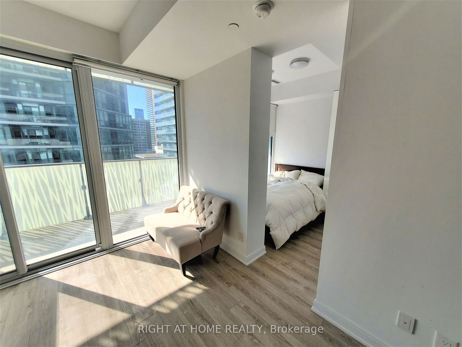 42 Charles St E, unit 1103 for rent