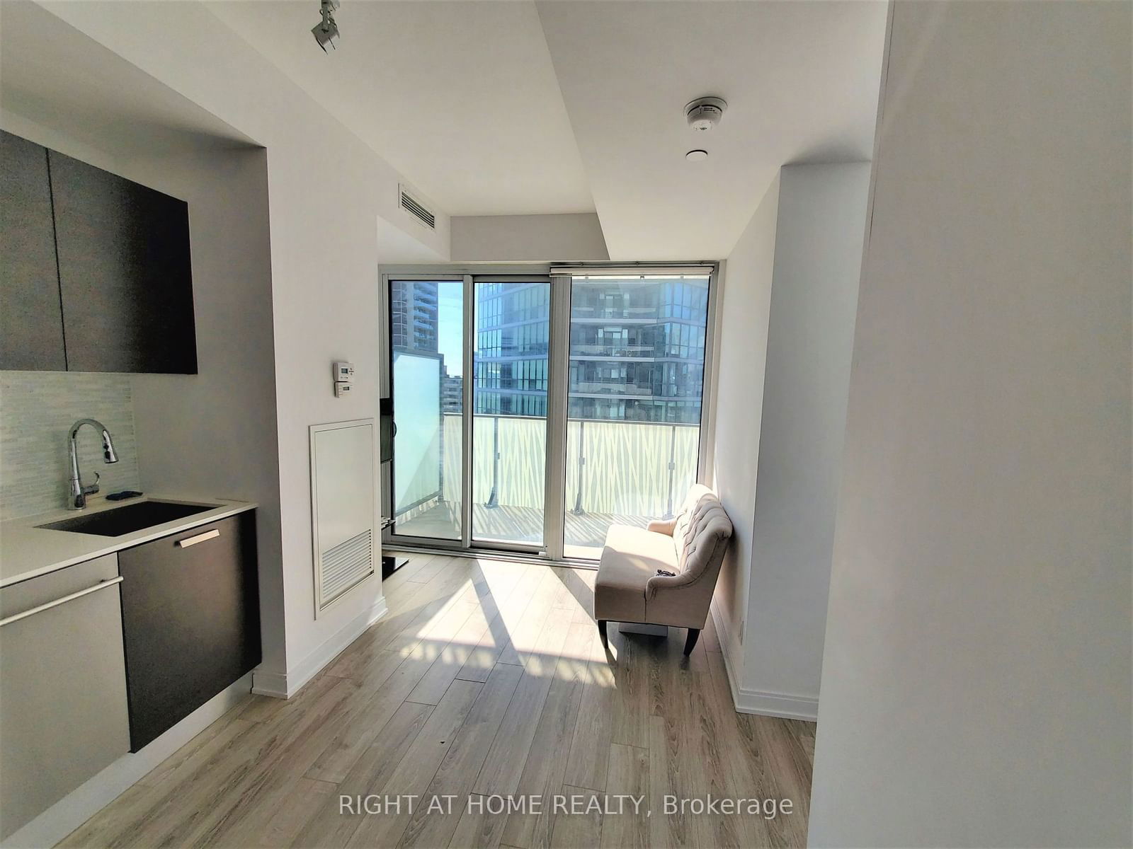 42 Charles St E, unit 1103 for rent