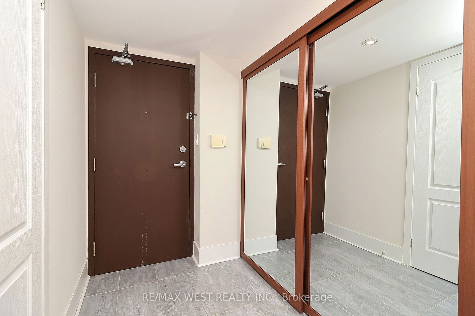 550 Queens Quay Way, unit 205 for rent