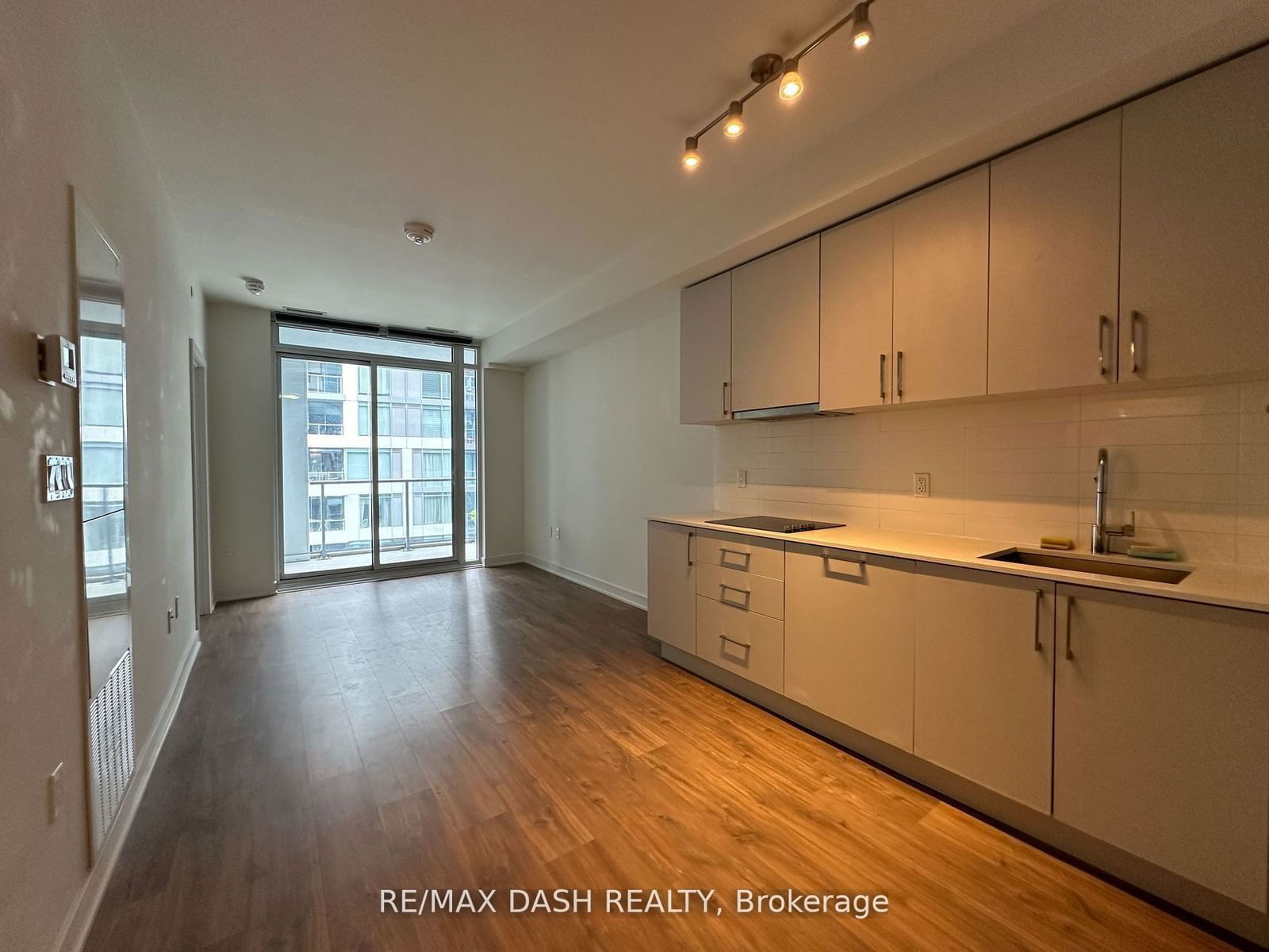 576 Front St W, unit 1213E for rent