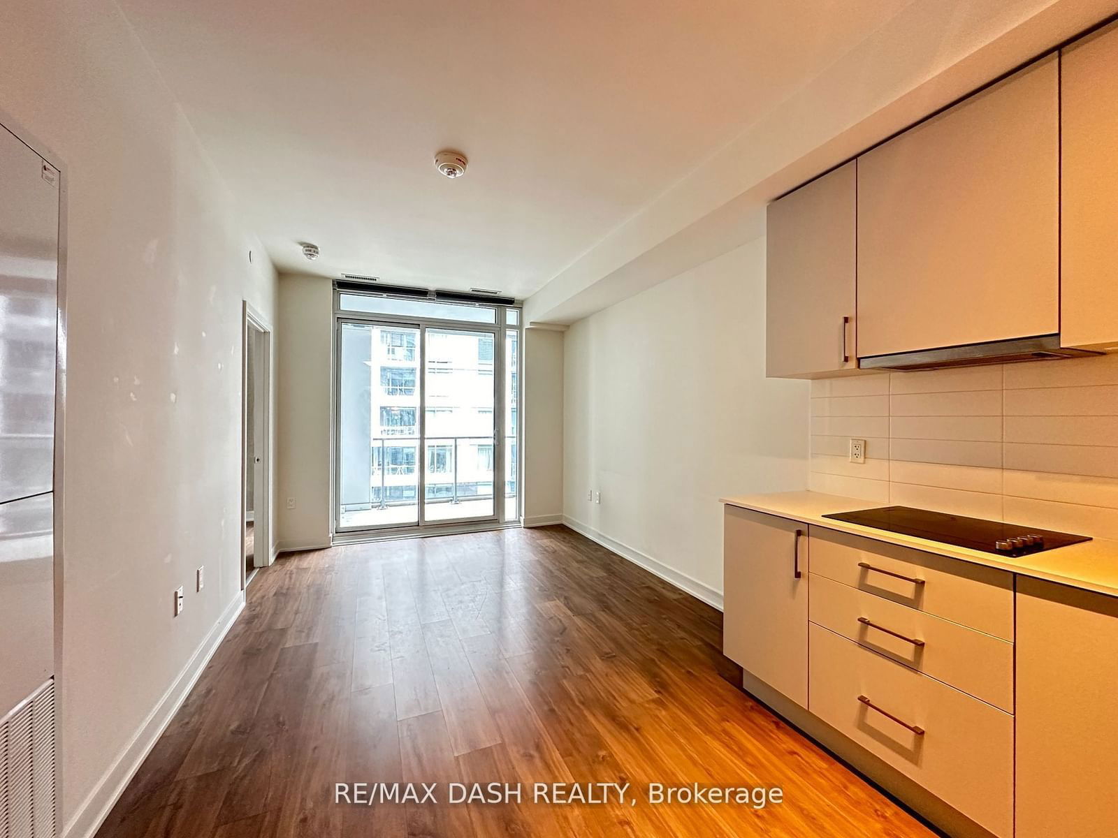 576 Front St W, unit 1213E for rent