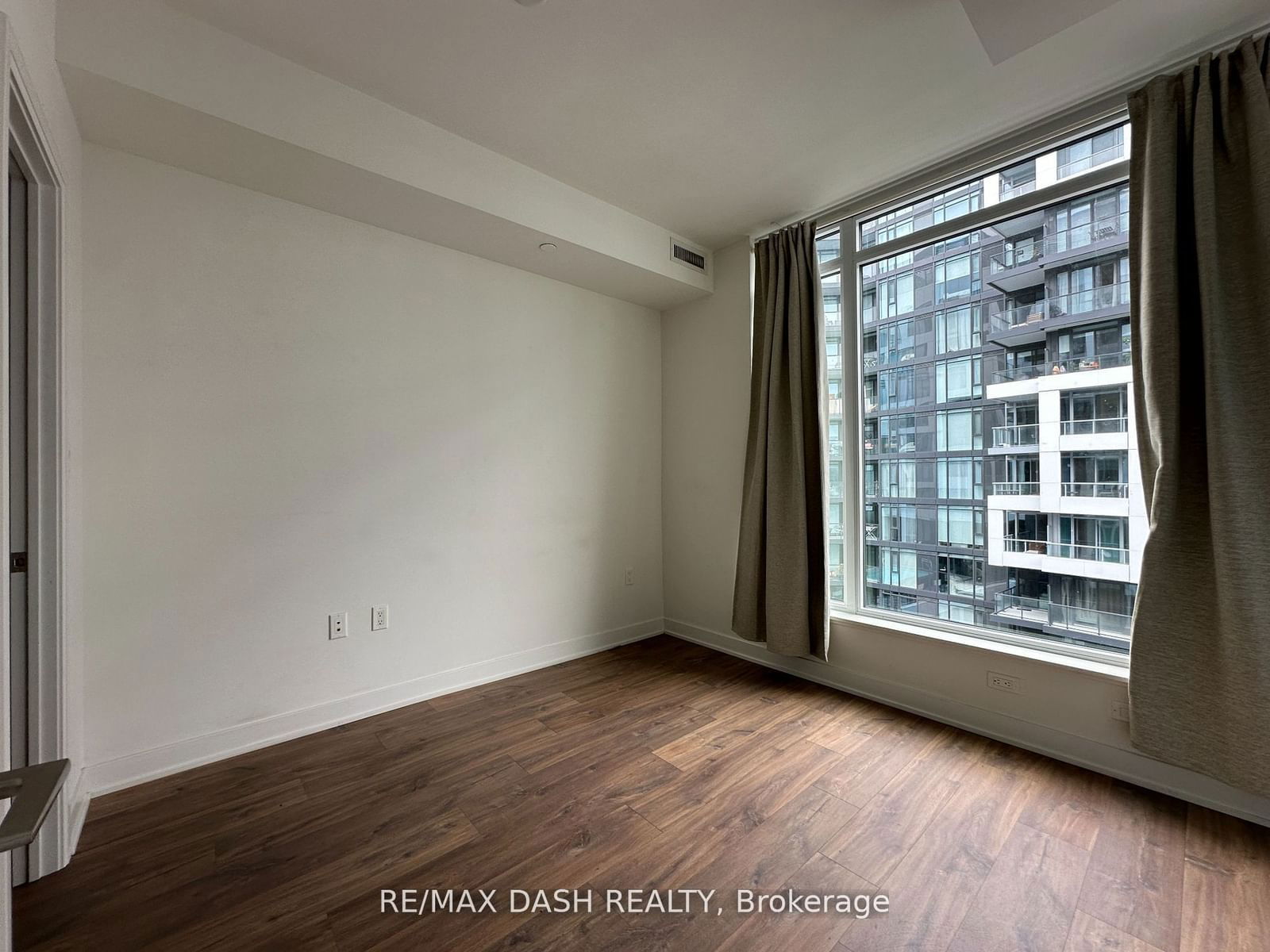 576 Front St W, unit 1213E for rent