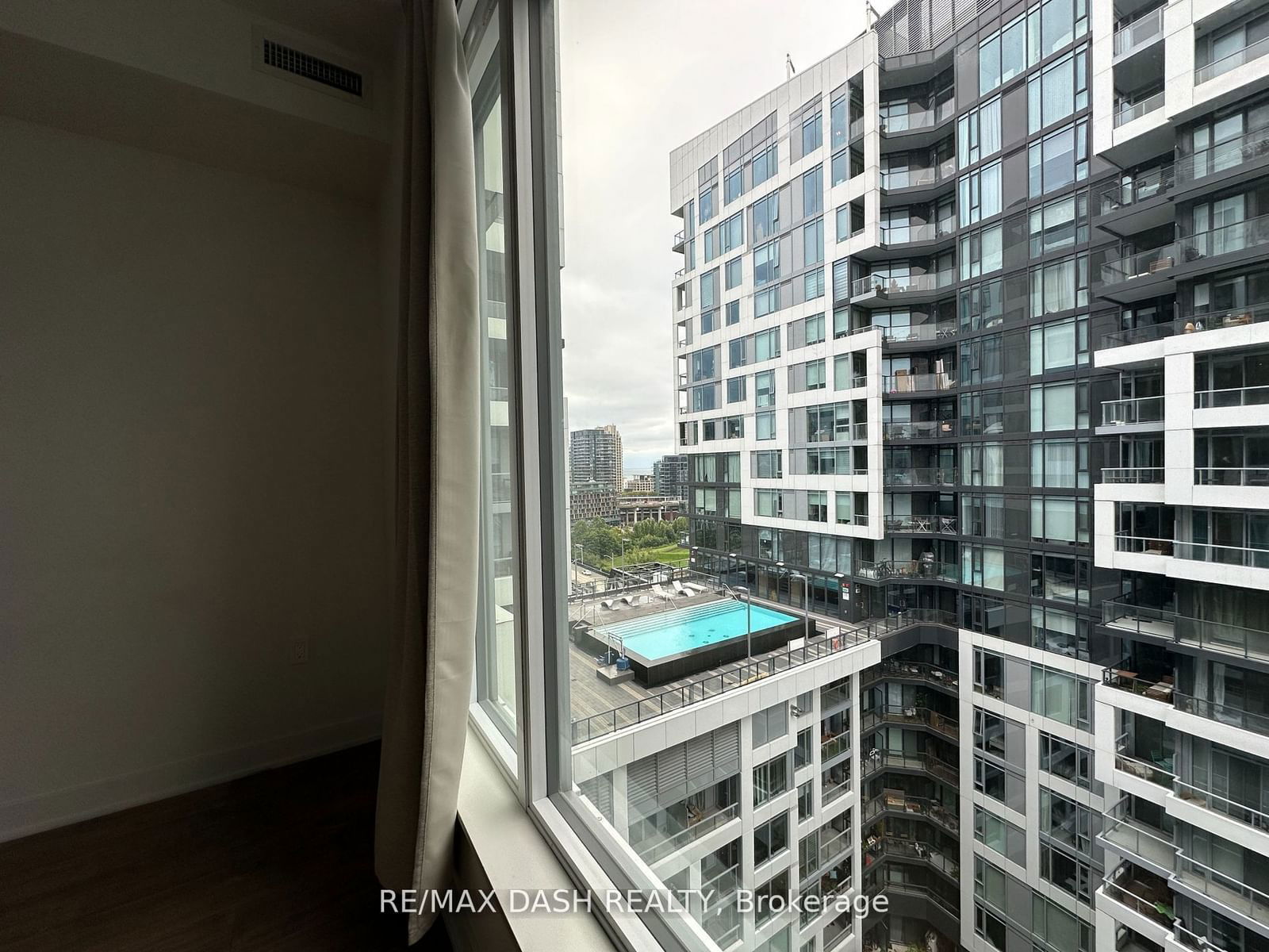 576 Front St W, unit 1213E for rent