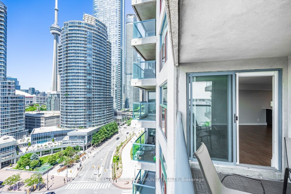 77 Harbour Sq, unit 1611 for rent