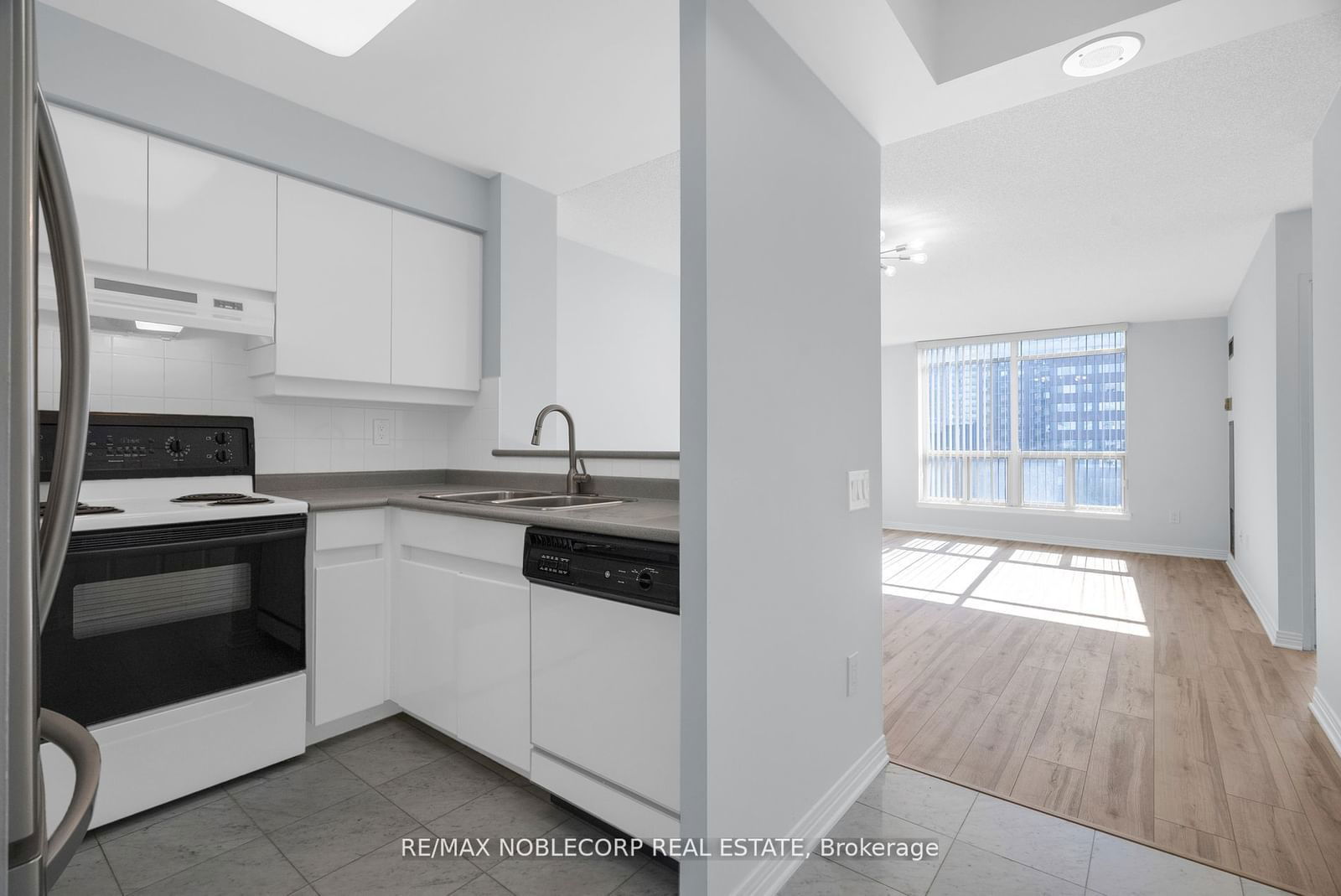 942 Yonge St, unit 817 for rent