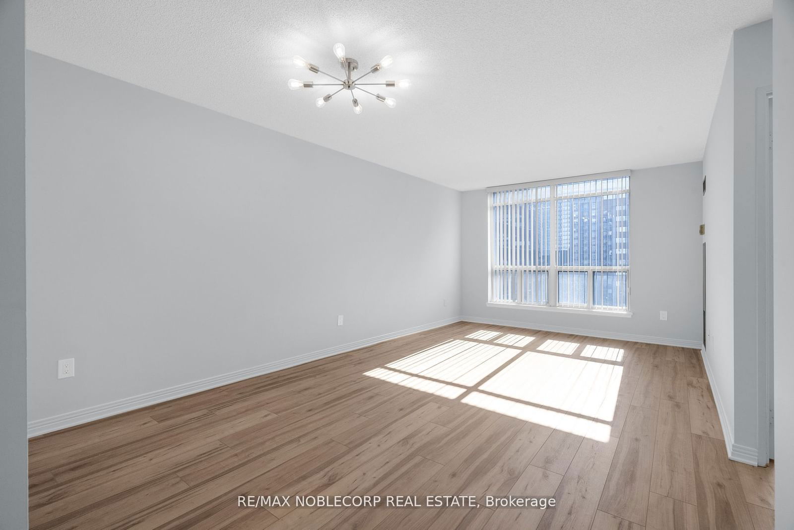 942 Yonge St, unit 817 for rent